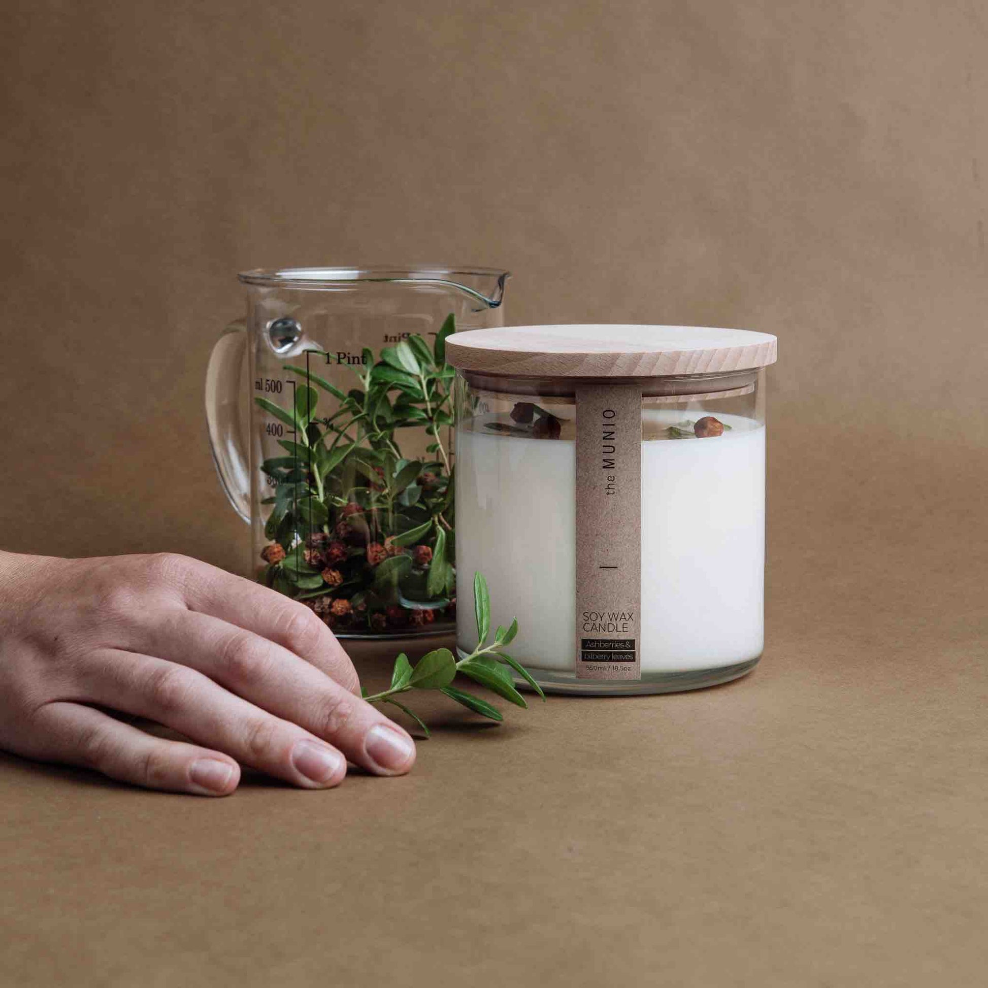 Candela alle Bacche di Sorbo e Foglie di Mirtillo in Vetro Votivo - IOrganic